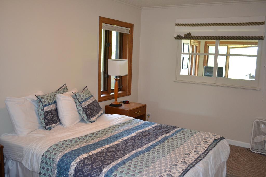 וויטהול Buzzs Lakeside Inn חדר תמונה